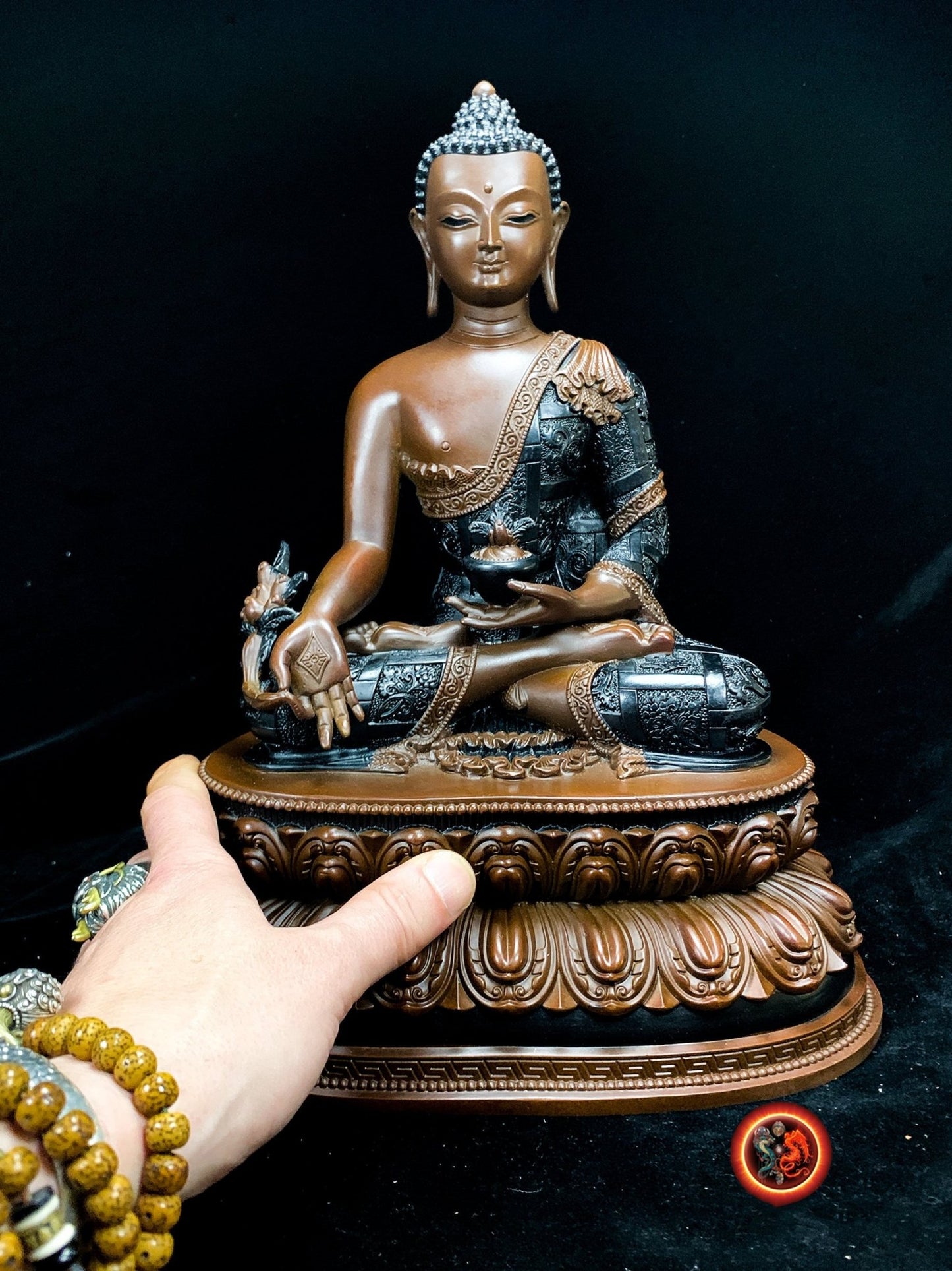 exceptionnelle statue statuette bouddhiste. Bouddha médecine, Bhaishajyaguru. Bronze de haute qualité patine exceptionnelle. Pièce rare - obsidian dragon