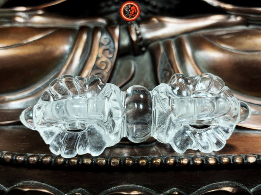 Vajra Dorje en cristal de roche naturel. Nature indestructible de l'esprit foudre de diamant sculpté à la main, bouddhisme vajrayana - obsidian dragon