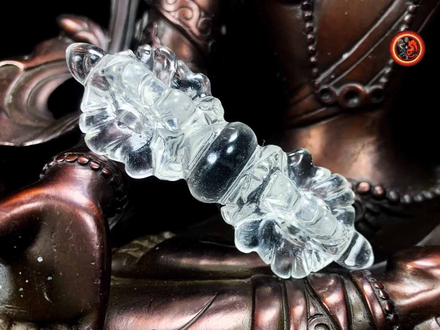 Vajra Dorje en cristal de roche naturel. Nature indestructible de l'esprit foudre de diamant sculpté à la main, bouddhisme vajrayana - obsidian dragon