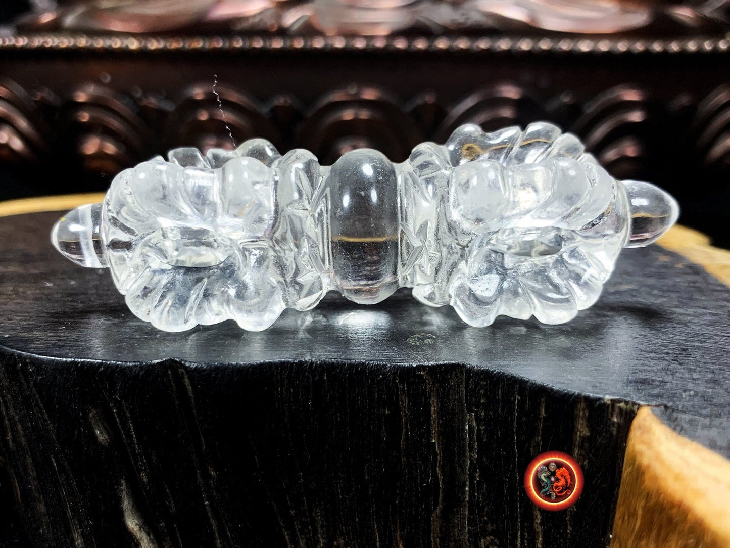 Vajra Dorje en cristal de roche naturel. Nature indestructible de l'esprit foudre de diamant sculpté à la main, bouddhisme vajrayana - obsidian dragon