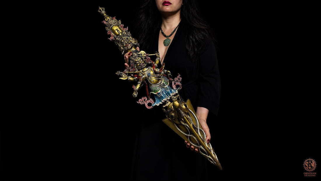 Phurba tibétain monumental en bronze porté dans les mains d’un modèle, vue d’échelle de la dague rituelle vajrayana de 102 cm - Obsidian Dragons