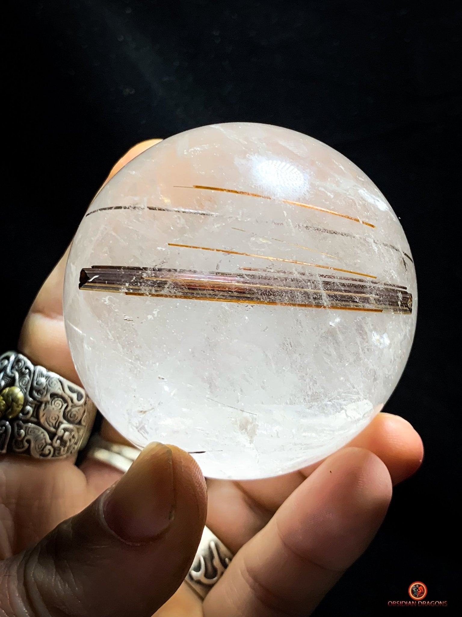 Boule de cristal de roche - inclusions de tourmalines et rutiles | obsidian dragons