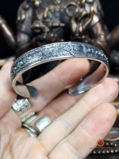 Bracelet manchette tibétain en argent - Dorjé et mantra | obsidian dragons