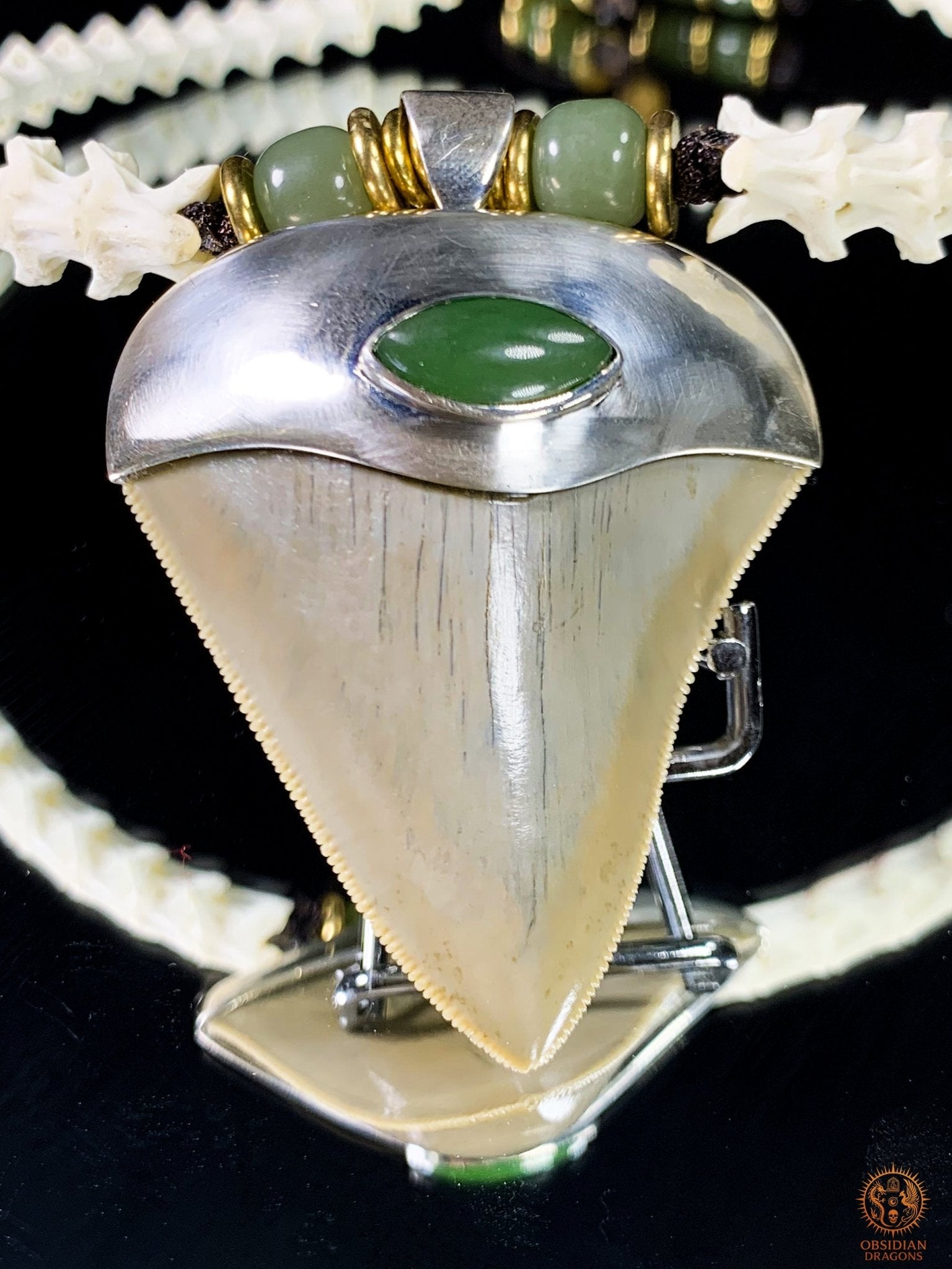 Collier Dent de Mégalodon – Vertèbres de Serpent – Collier Chaman | obsidian dragons