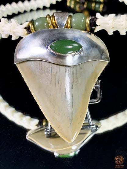 Collier Dent de Mégalodon – Vertèbres de Serpent – Collier Chaman | obsidian dragons
