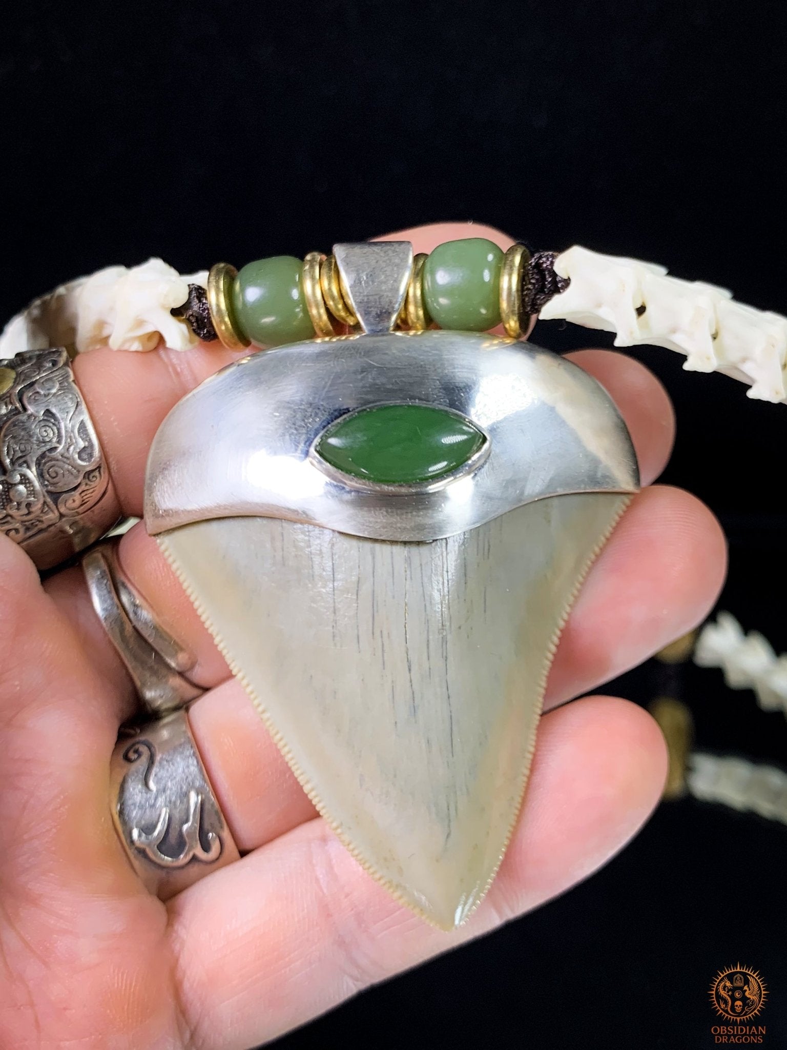 Collier Dent de Mégalodon – Vertèbres de Serpent – Collier Chaman | obsidian dragons