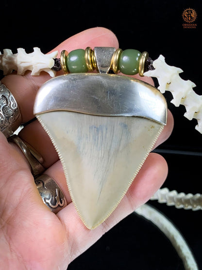 Collier Dent de Mégalodon – Vertèbres de Serpent – Collier Chaman | obsidian dragons