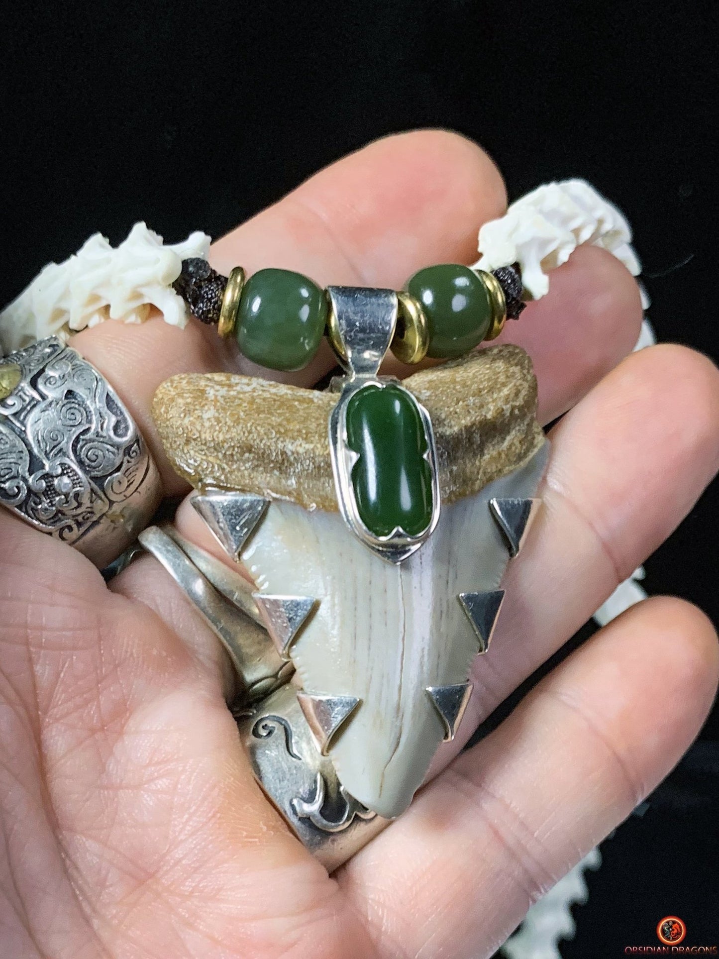 Collier Dent de Mégalodon et Vertèbres de Serpent – Collier Totem