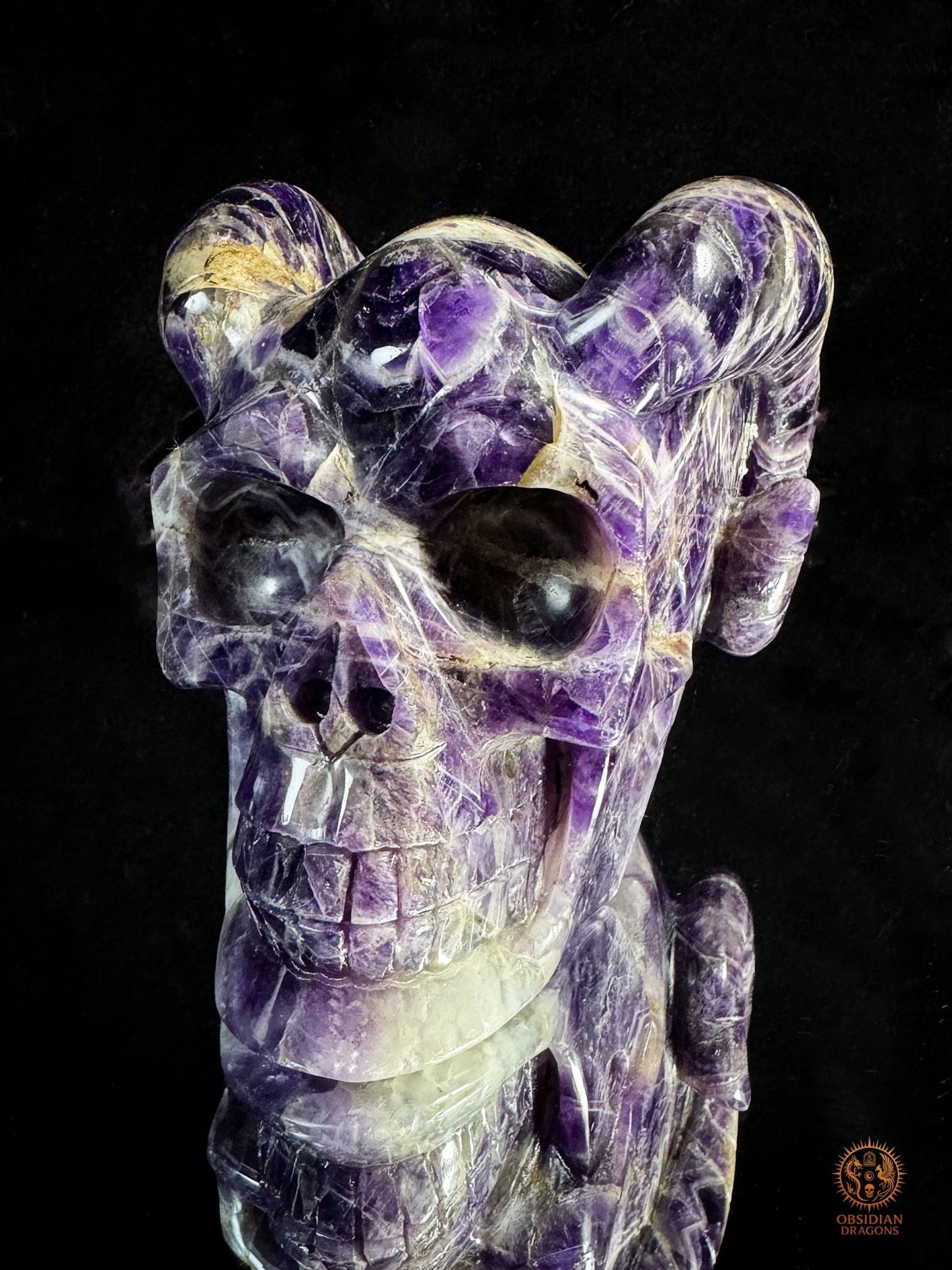 Crâne Cornu en Améthyste Chevron – Totem des Dieux Anciens | obsidian dragons