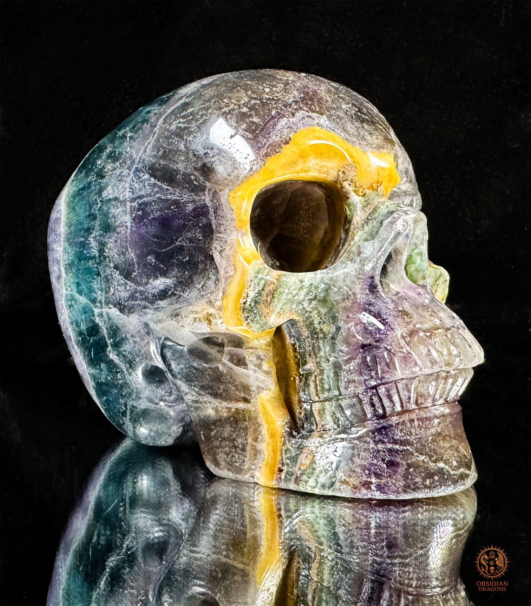 Crâne de Cristal en Fluorite Multicolore – Axe de Lumière | obsidian dragons