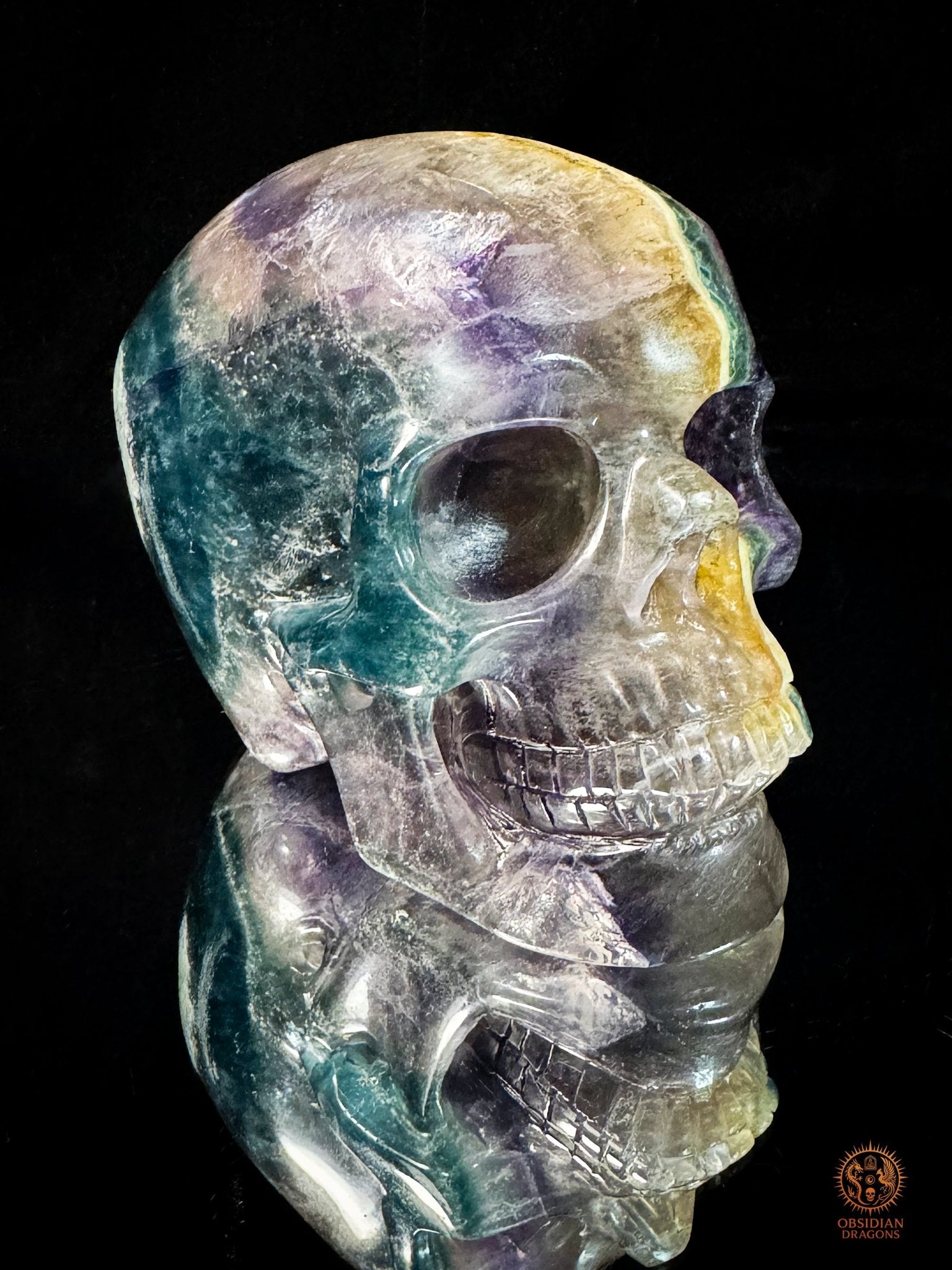 Crâne en fluorite arc-en-ciel – Crâne de cristal rare | obsidian dragons