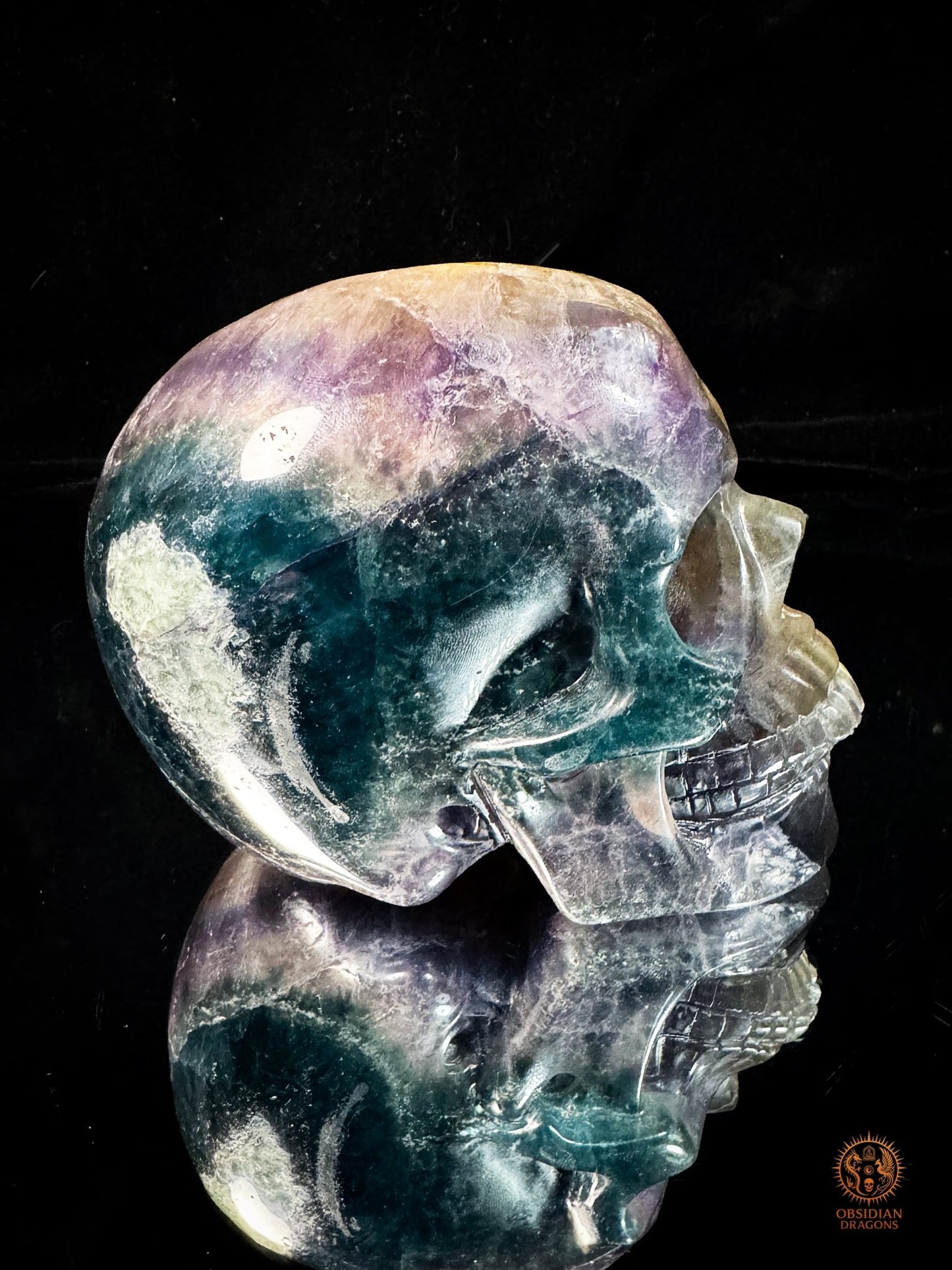 Crâne en fluorite arc-en-ciel – Crâne de cristal rare | obsidian dragons
