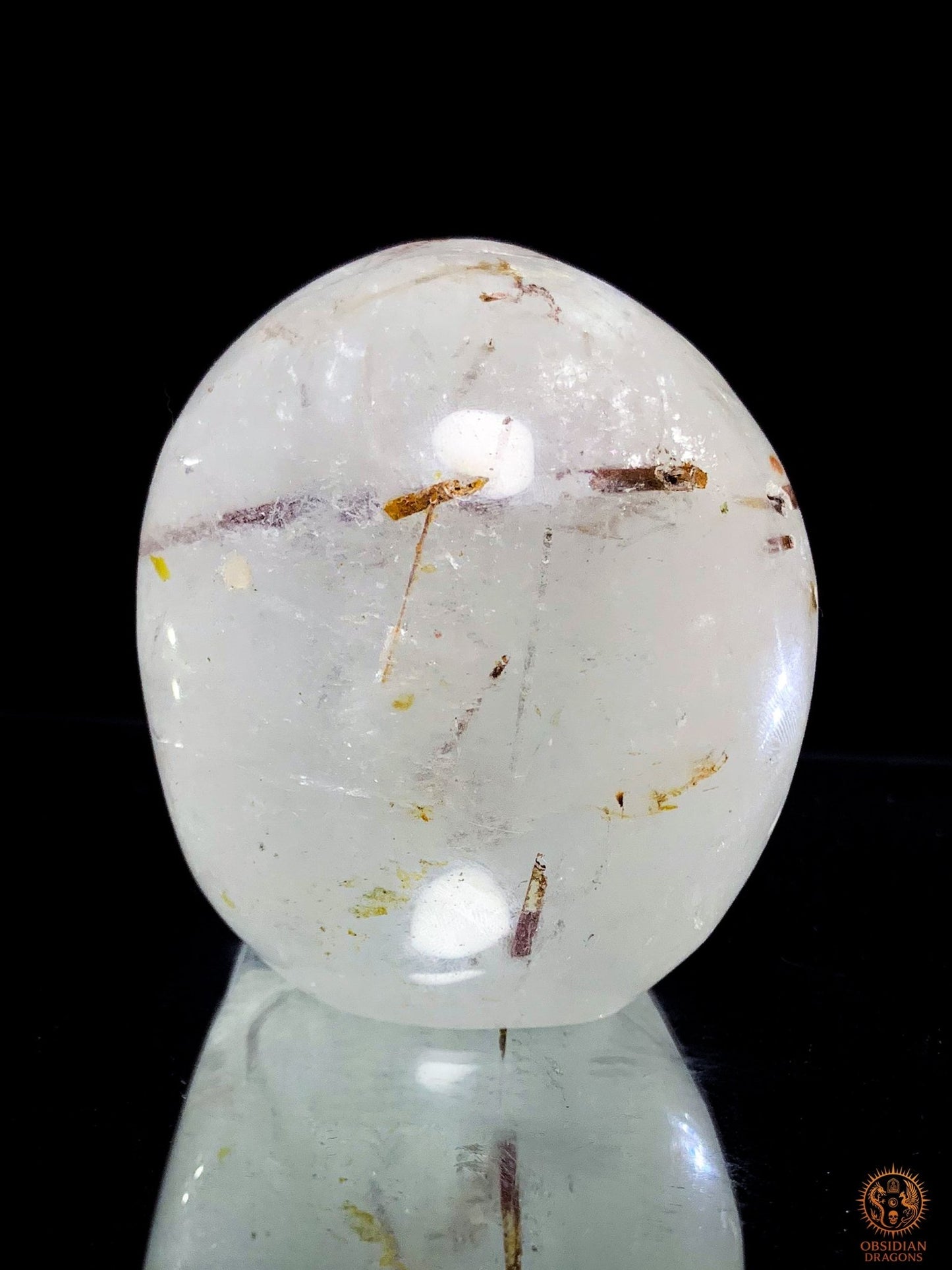 Crâne de Cristal en Cristal de Roche à inclusions de tourmaline