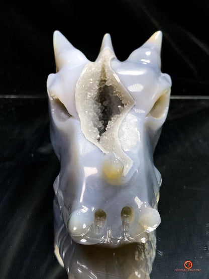 Crâne de Dragon en Géode de Quartz – Éveil et Protection | obsidian dragons