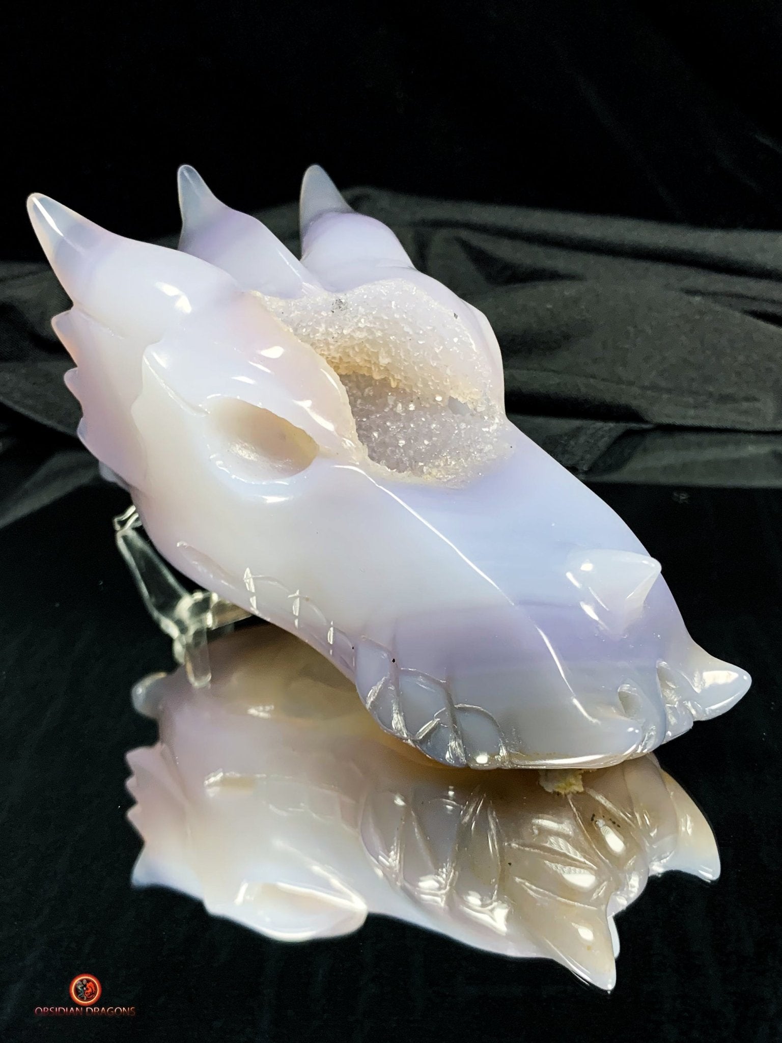 Crâne de Dragon en Géode de Quartz – Harmonie Spirituelle | obsidian dragons