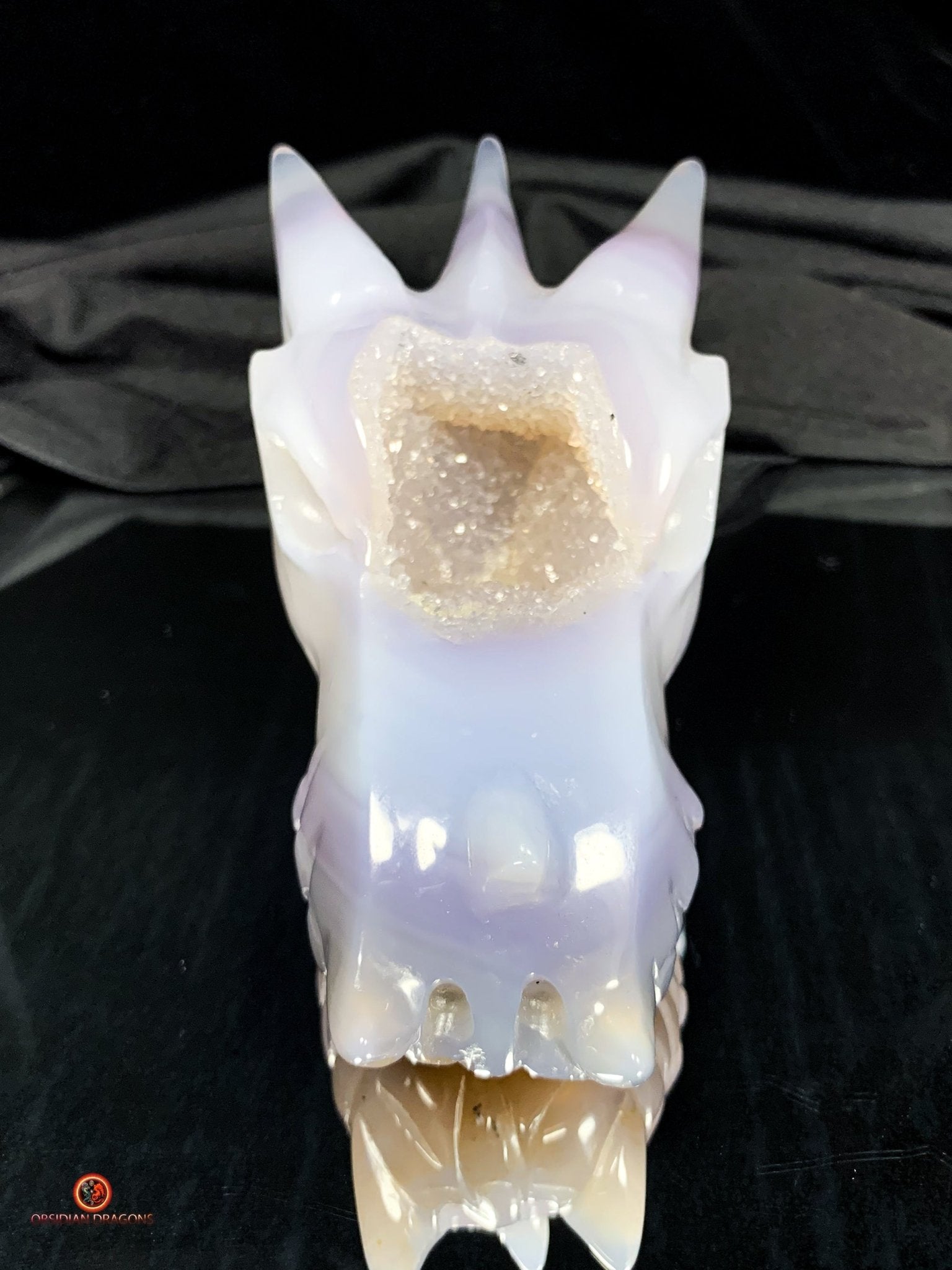Crâne de Dragon en Géode de Quartz – Harmonie Spirituelle | obsidian dragons