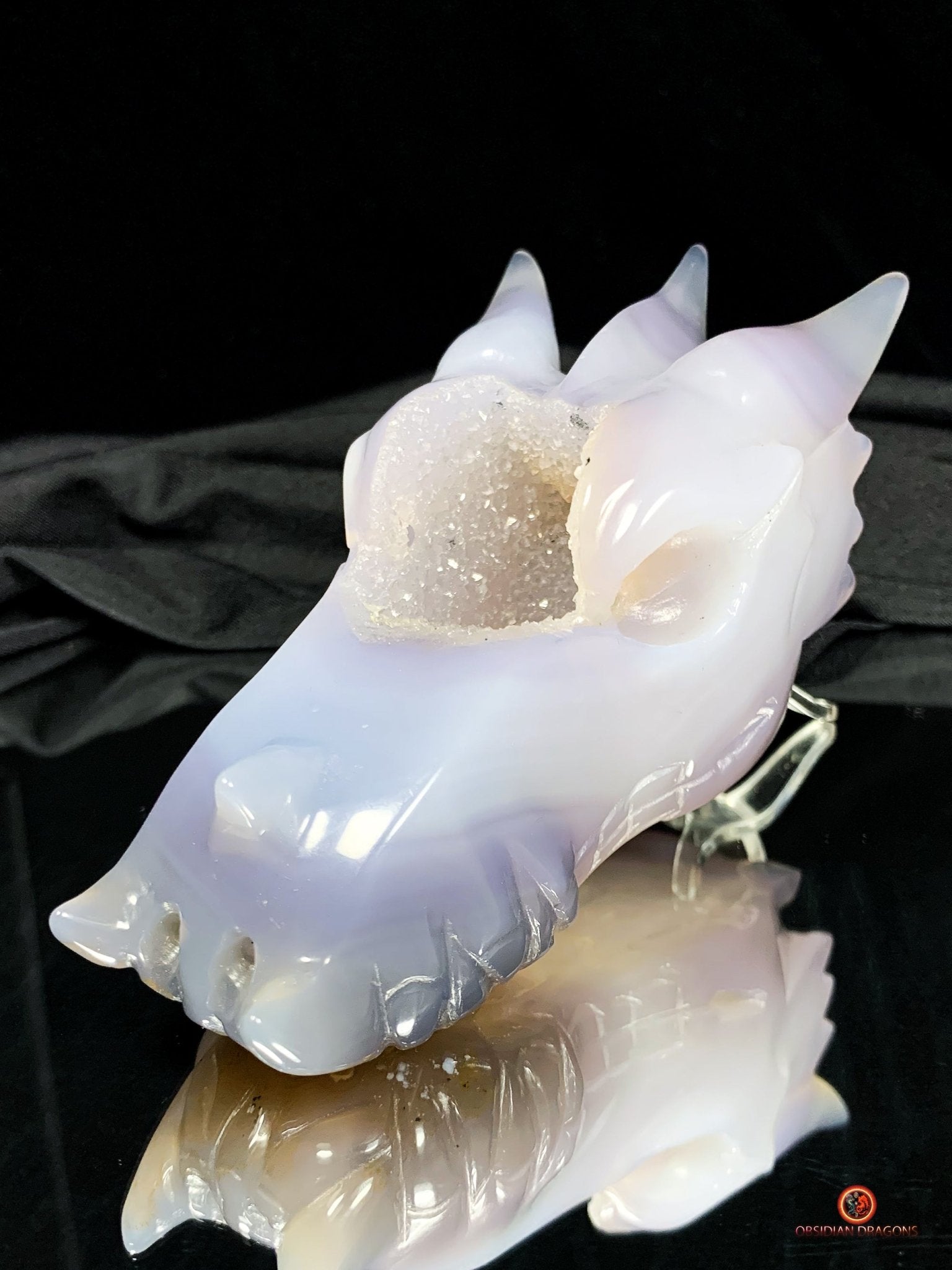 Crâne de Dragon en Géode de Quartz – Harmonie Spirituelle | obsidian dragons