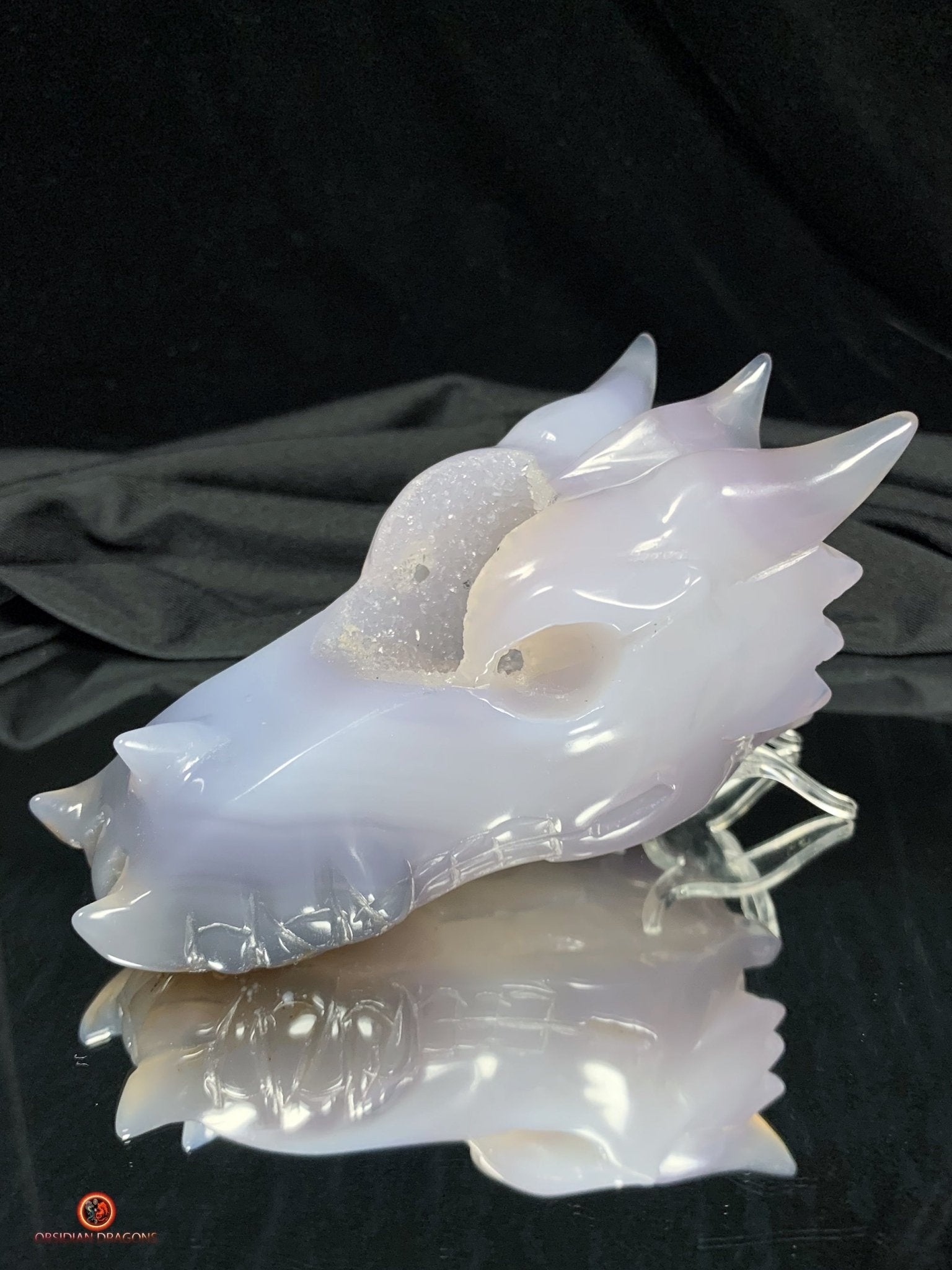 Crâne de Dragon en Géode de Quartz – Harmonie Spirituelle | obsidian dragons