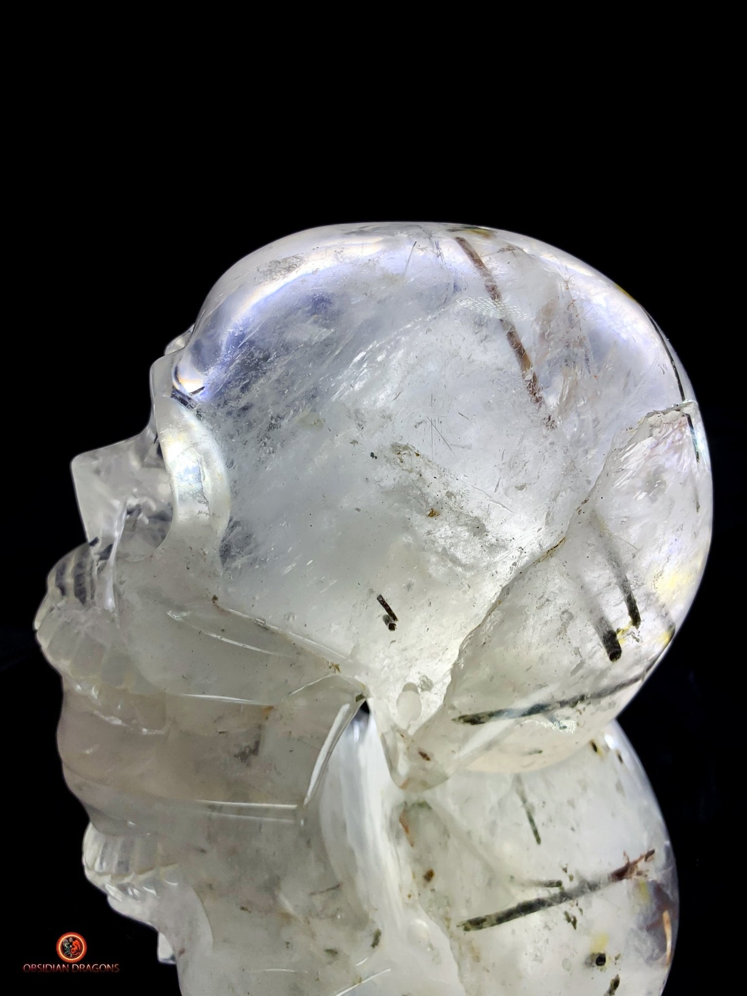 Crâne de cristal de roche à inclusions de tourmalines | obsidian dragons