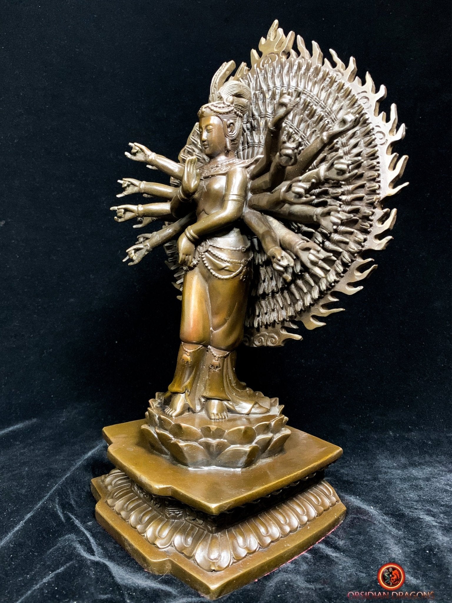 Exceptionnelle Statue de Chenrezig à 1000 Bras en Bronze | obsidian dragons