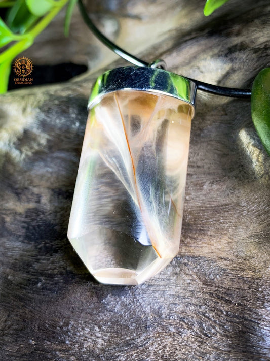 Pendentif Pointe de Cristal – Quartz à Amphiboles – Plume de phenix | obsidian dragons