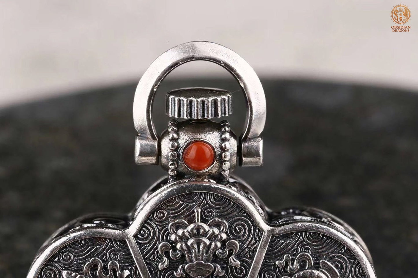 Reliquaire Bouddhiste Tibétain – Double Dorjé & Astamangala | obsidian dragons