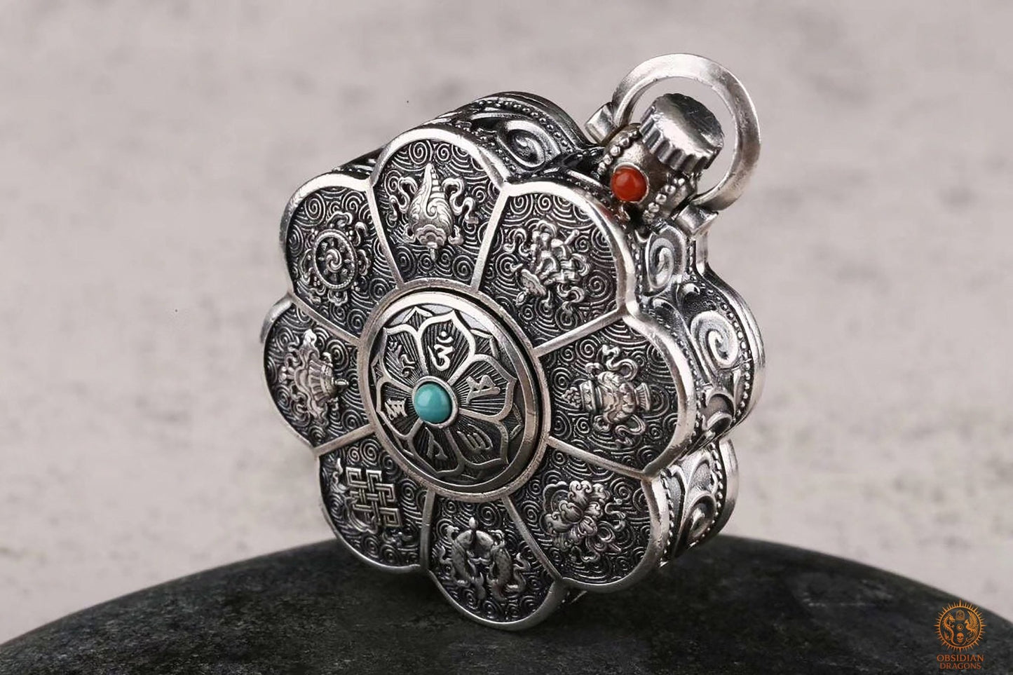 Reliquaire Bouddhiste Tibétain – Double Dorjé & Astamangala | obsidian dragons