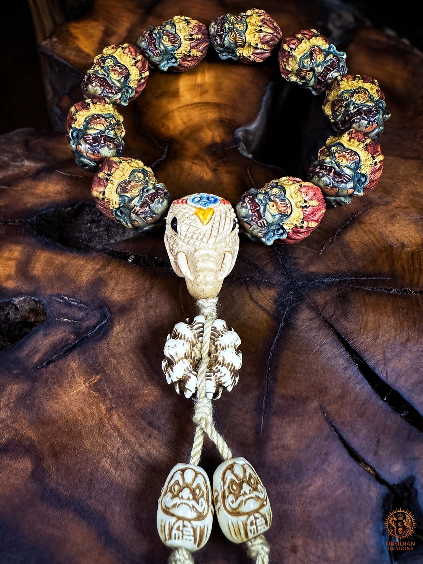 Bracelet mala Mahakala en bois de cerf avec neuf têtes polychromes, perle Guru Ganesh Kangiten, griffes de dragon et Daruma – Obsidian Dragons