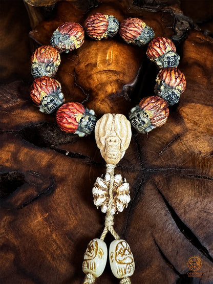 Vue arrière du bracelet mala Mahakala en bois de cerf montrant les chevelures sculptées, le revers de Ganesh Kangiten et les perles Daruma