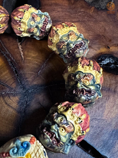 Détail de quatre têtes de Mahakala sculptées en bois de cerf, avec polychromie artisanale réalisée à partir de végétaux