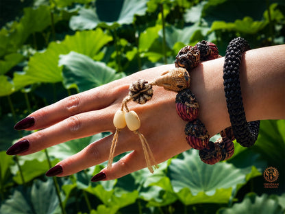 Bracelet mala Mahakala présenté sur une main, avec Guru Ganesh Kangiten, perles sculptées en bois de cerf et décor de lotus
