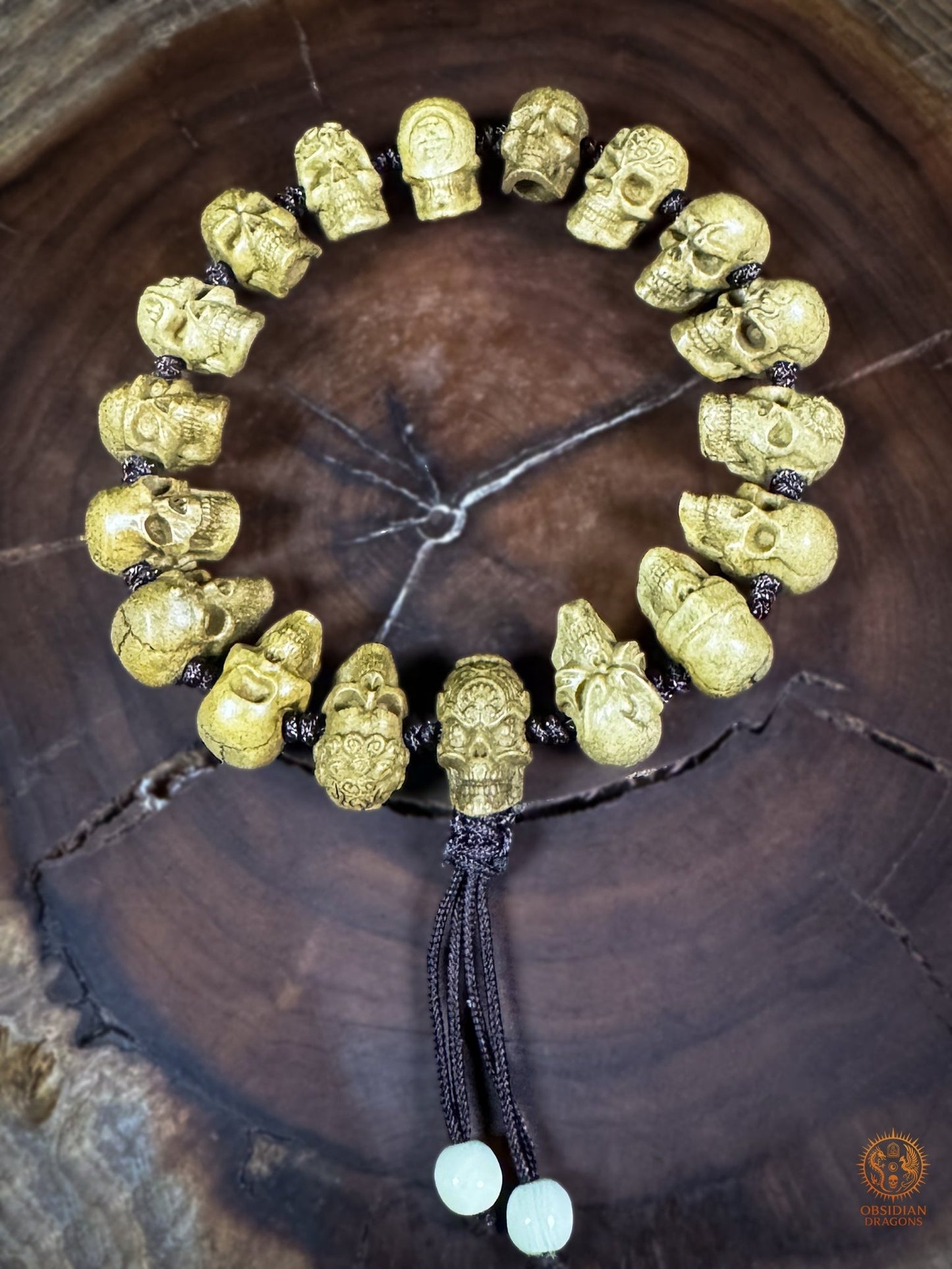 Bracelet crânes en bois de cerf sculptés à la main