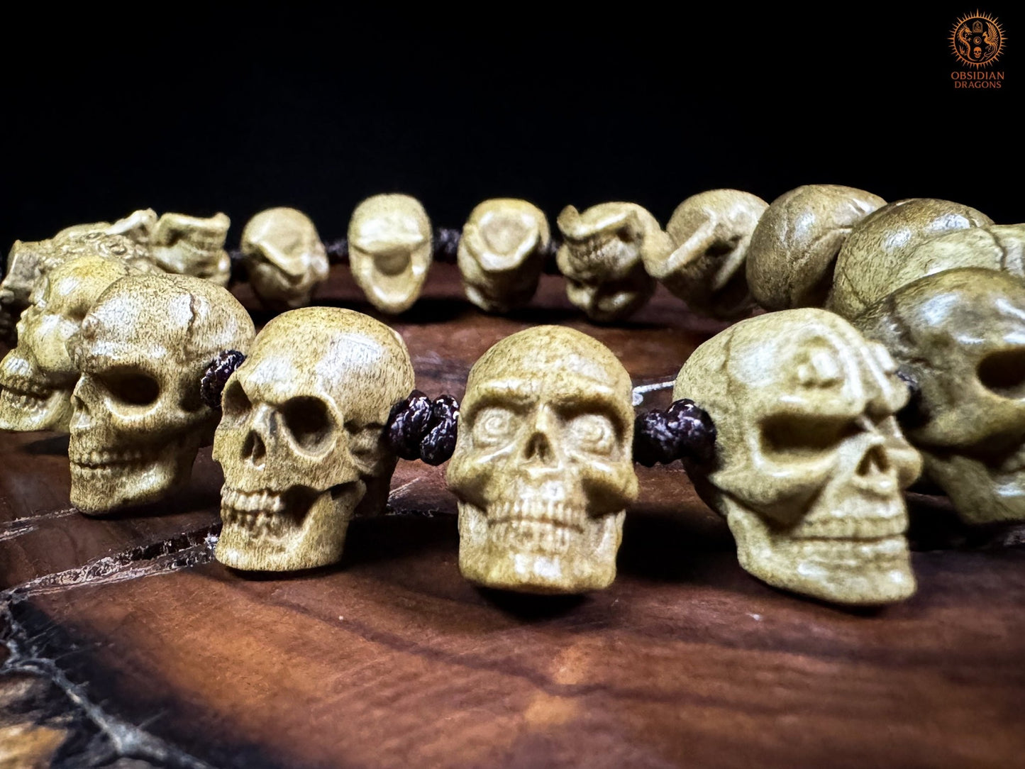 Bracelet crânes en bois de cerf sculptés à la main