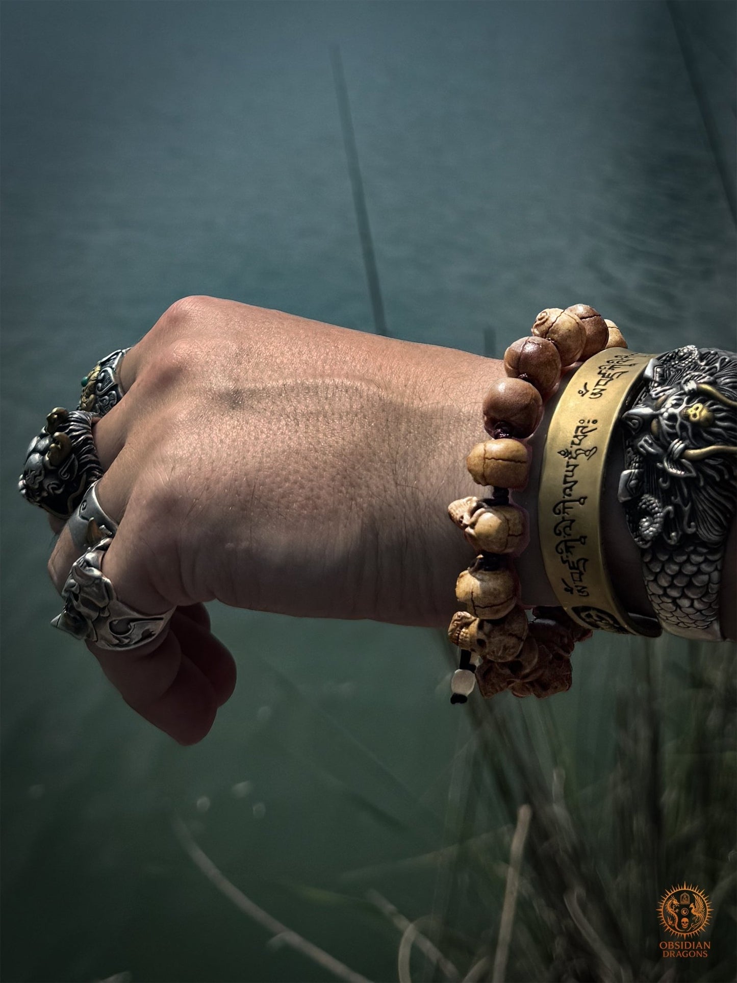 Bracelet crânes en bois de cerf sculptés à la main