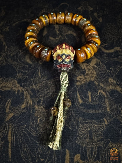Bracelet Mahakala en os de buffle vu de face, tête polychrome en bois de cerf, turquoises naturelles du Hubei et tassel artisanal- Obsidian Dragons