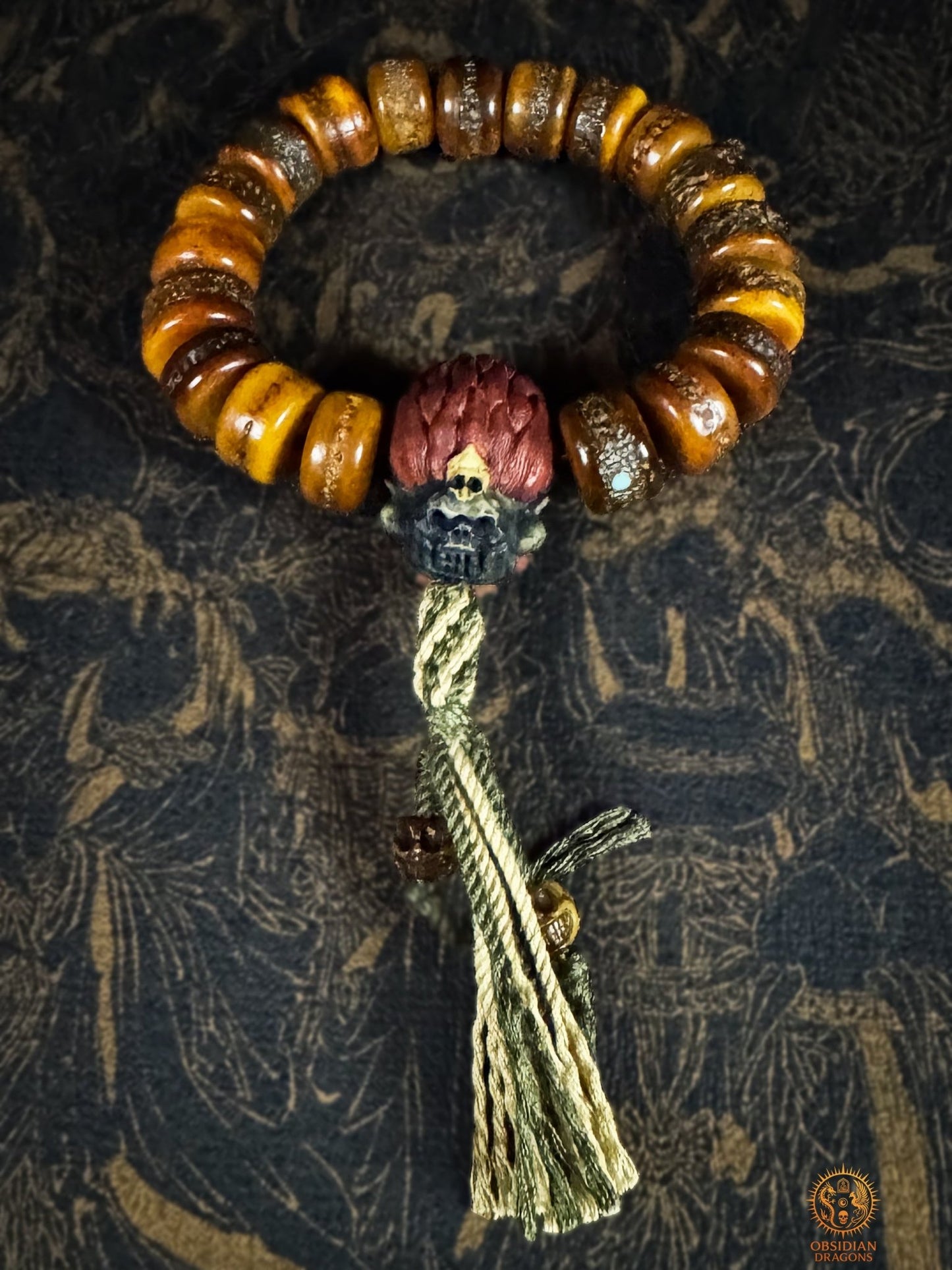 Vue arrière du bracelet Mahakala avec 19 perles en os de buffle, revers sculpté en bois de cerf et tassel orné de crânes