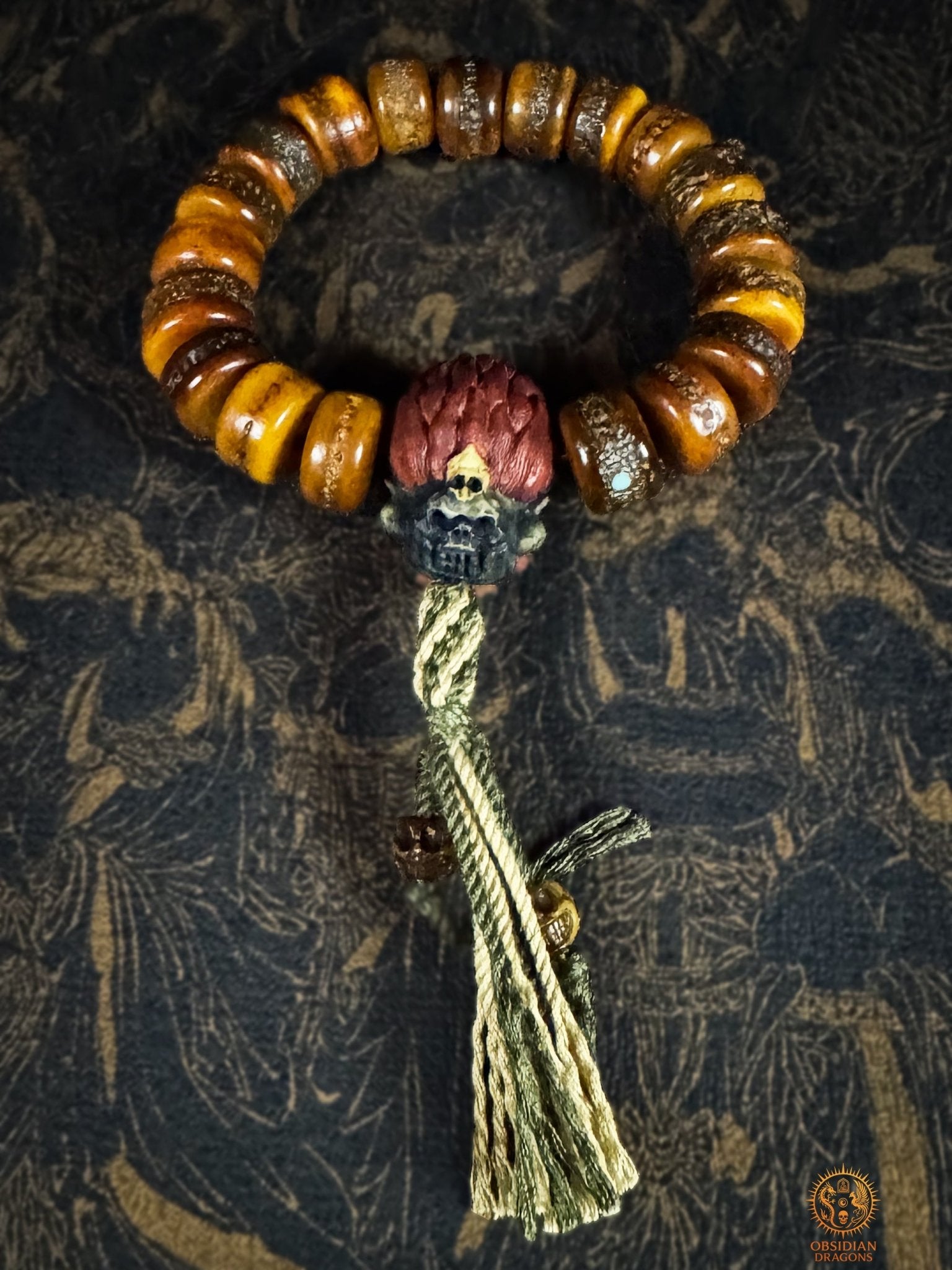 Vue arrière du bracelet Mahakala avec 19 perles en os de buffle, revers sculpté en bois de cerf et tassel orné de crânes