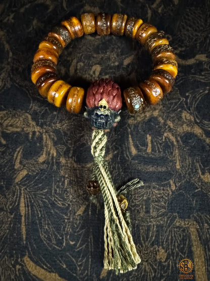 Vue arrière du bracelet Mahakala avec 19 perles en os de buffle, revers sculpté en bois de cerf et tassel orné de crânes