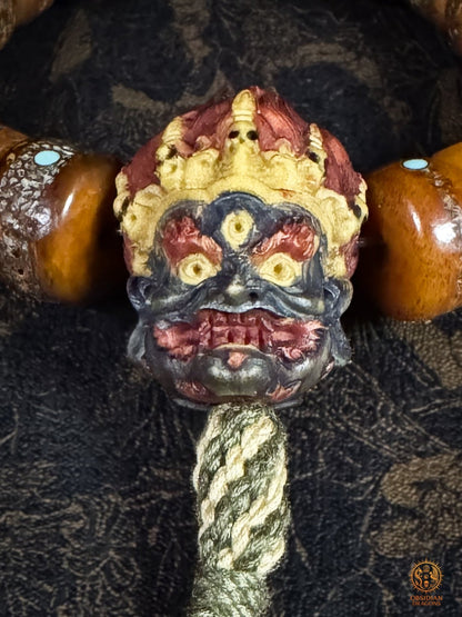 Détail frontal de la tête de Mahakala en bois de cerf polychrome, troisième œil, couronne crânienne et pigments naturels