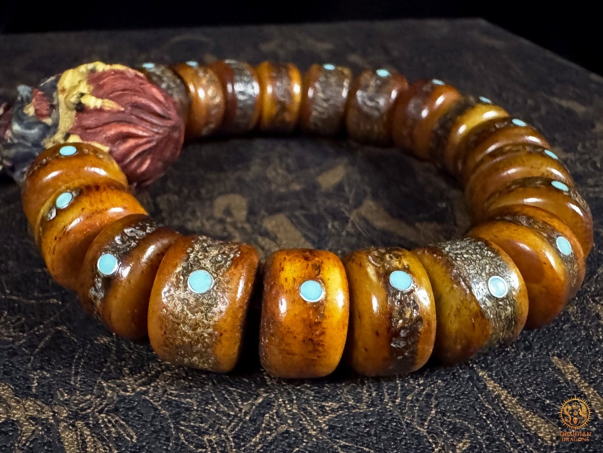 Détail des perles en os de buffle brun serties de turquoises naturelles du Hubei sur le bracelet Mahakala artisanal