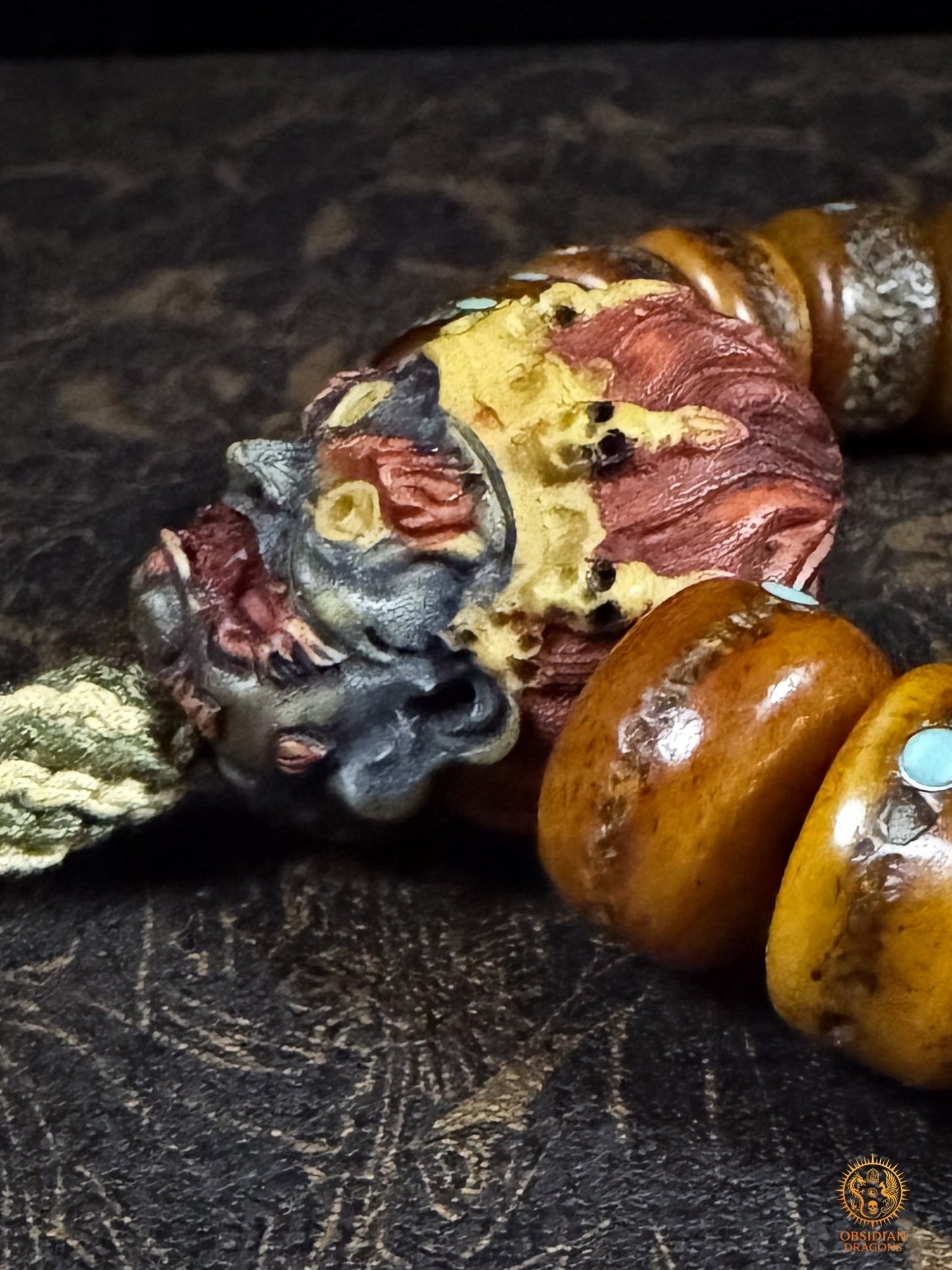 Vue latérale de la tête de Mahakala en bois de cerf entourée de perles en os de buffle incrustées de turquoise naturelle