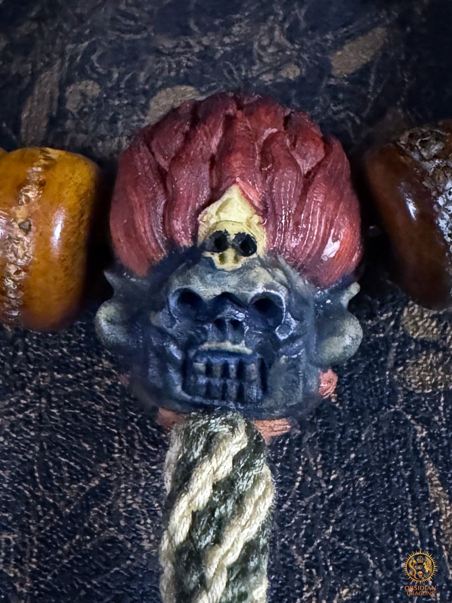 Revers de la tête de Mahakala en bois de cerf sculpté en visage crânien sous une chevelure rouge polychrome