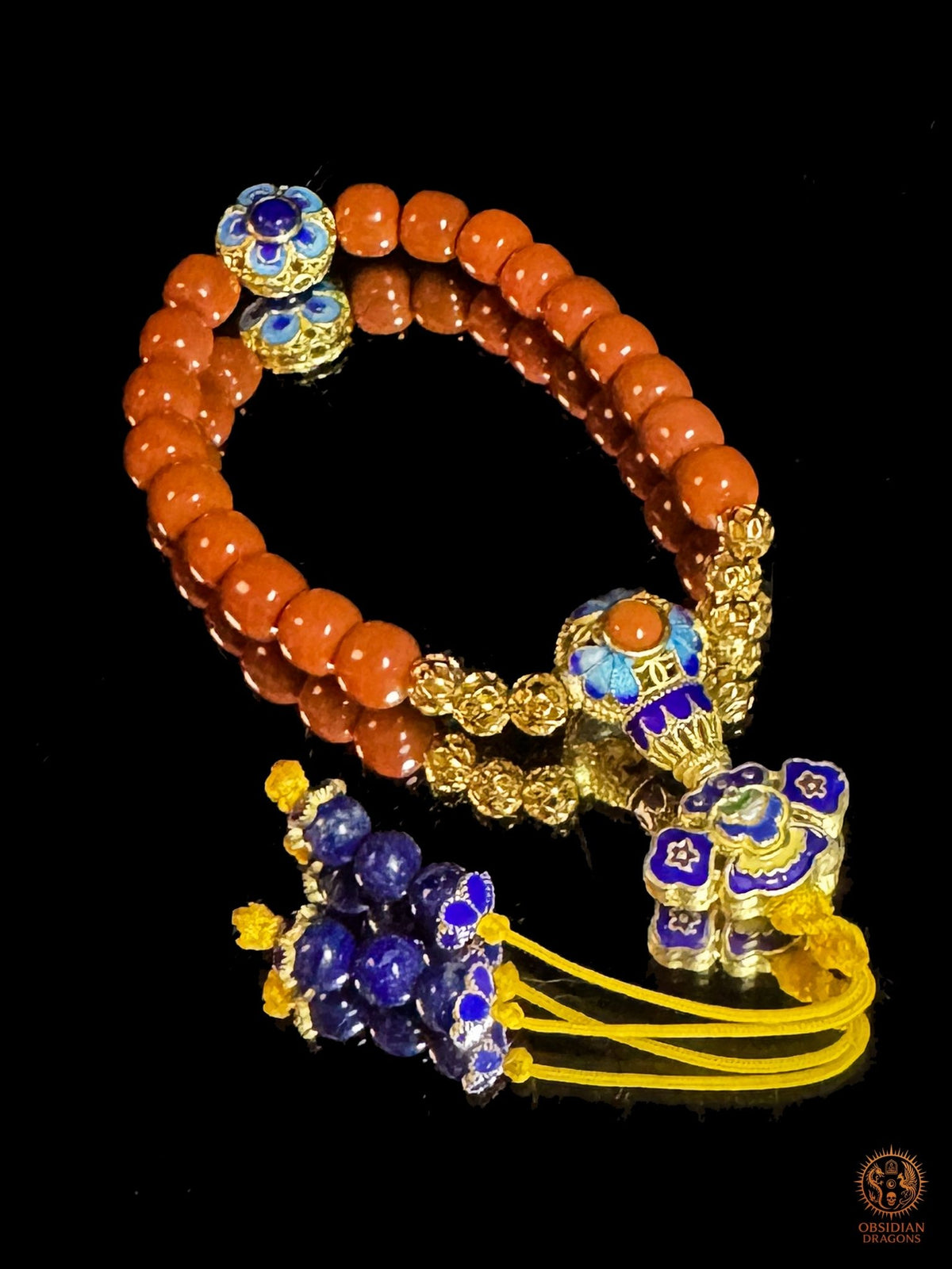 Bracelet mala bouddhiste en agate rouge Nan Hong, émail cloisonné et lapis-lazuli de Sar-e-Sang, disposé sur fond noir - Obsidian Dragons