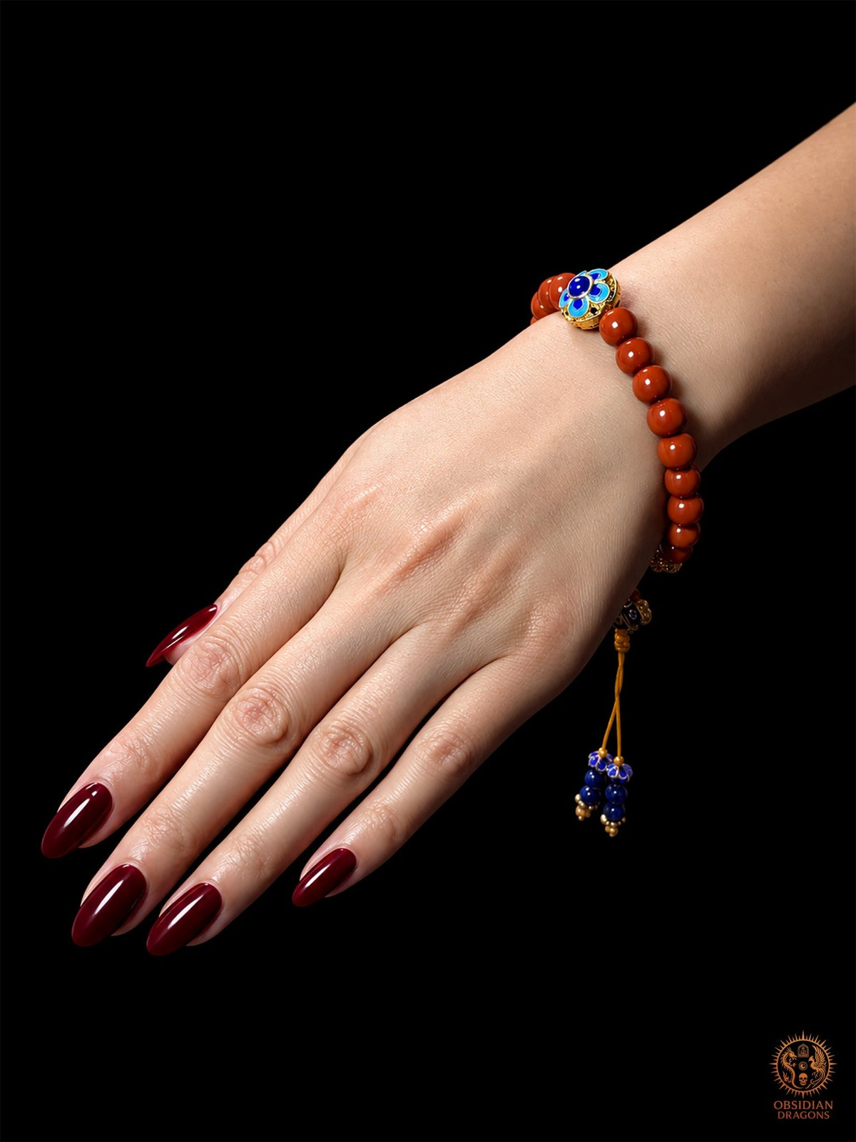 Bracelet Shibazi en agate Nan Hong porté au poignet, avec élément floral en cloisonné bleu et pendants en lapis-lazuli - Obsidian Dragons