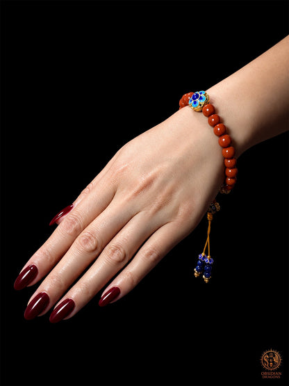 Bracelet Shibazi en agate Nan Hong porté au poignet, avec élément floral en cloisonné bleu et pendants en lapis-lazuli - Obsidian Dragons