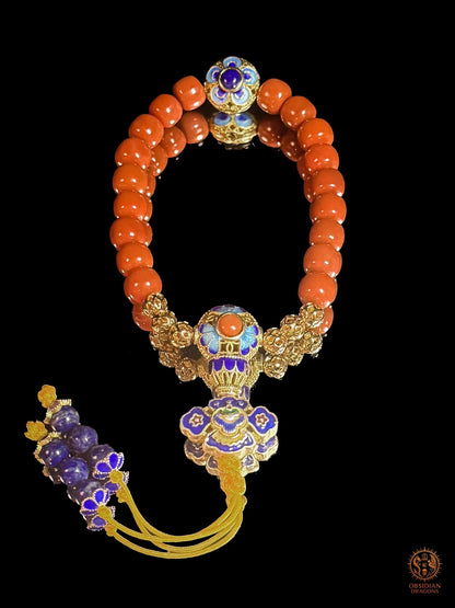 Vue complète du bracelet mala Shibazi 18 perles en agate Nan Hong, argent plaqué or, cloisonné bleu et lapis-lazuli