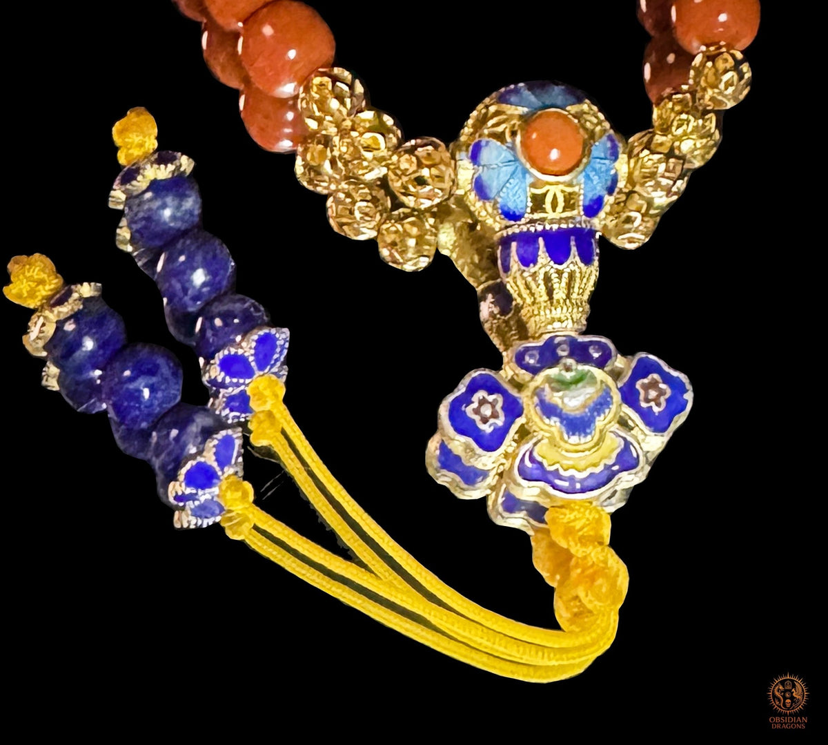 Gros plan sur la perle Guru et la perle de finition en émail cloisonné, avec pendants en lapis-lazuli de Sar-e-Sang