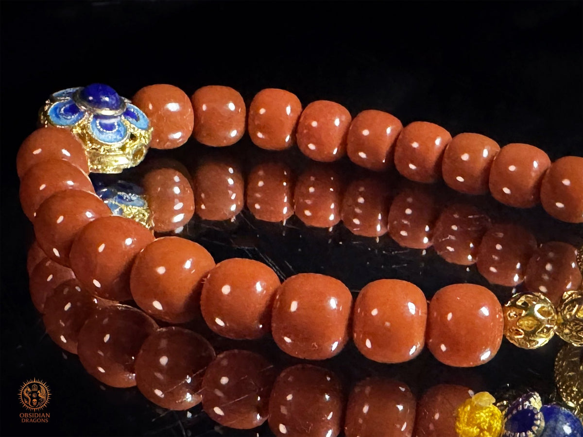 Macro des 18 perles polies en agate Nan Hong naturelle de Baoshan et de l’élément central cloisonné du bracelet Shibazi