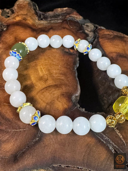 Détail des perles en jade néphrite blanc de Hetian, de la perle centrale verte et des intercalaires floraux émaillés.