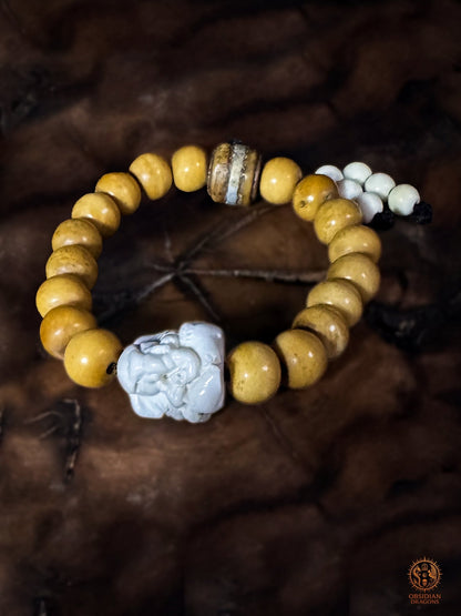Bracelet mala Ganesh à 18 perles en os de buffle patiné au thé, vue en perspective avec Ganesh sculpté en bois de cerf